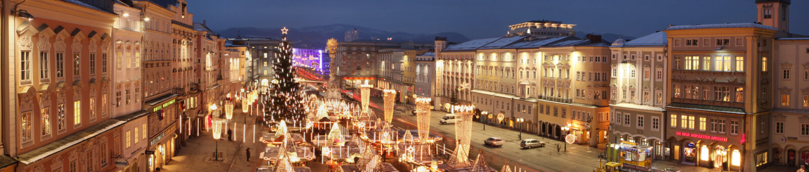     Christmas market on Linz's main square 